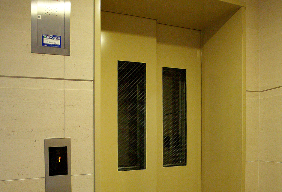 セブンデンタルクリニック院内写真｜バリアフリー対策のエレベーター